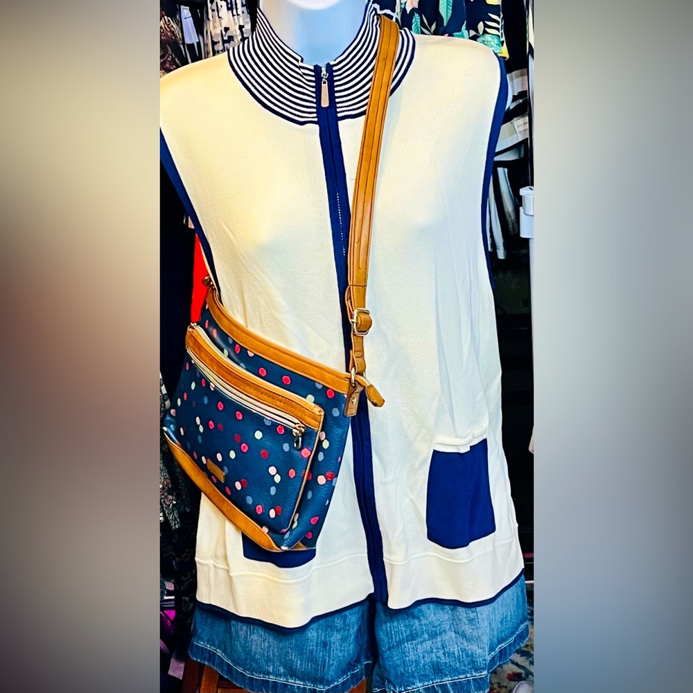 EUC VINTAGE Blast Size Large, Navy blue and white, zip up top with pockets.